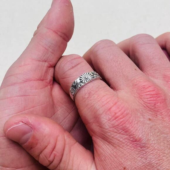 Y2K Grunge Vintage Silver Engraved Flower Ring – Adjustable, Unisex, New - Picture 2 of 8